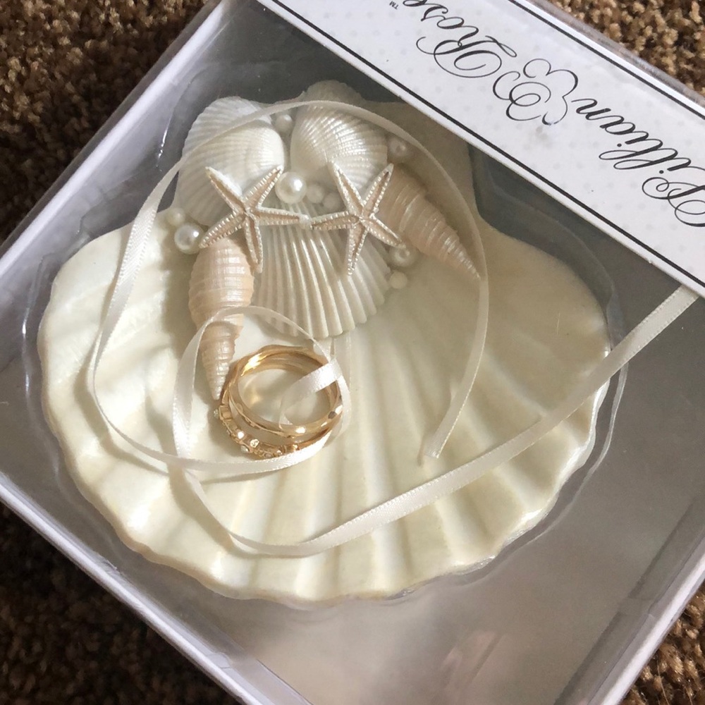 BRAND NEW ring bearer sea shell ring holder